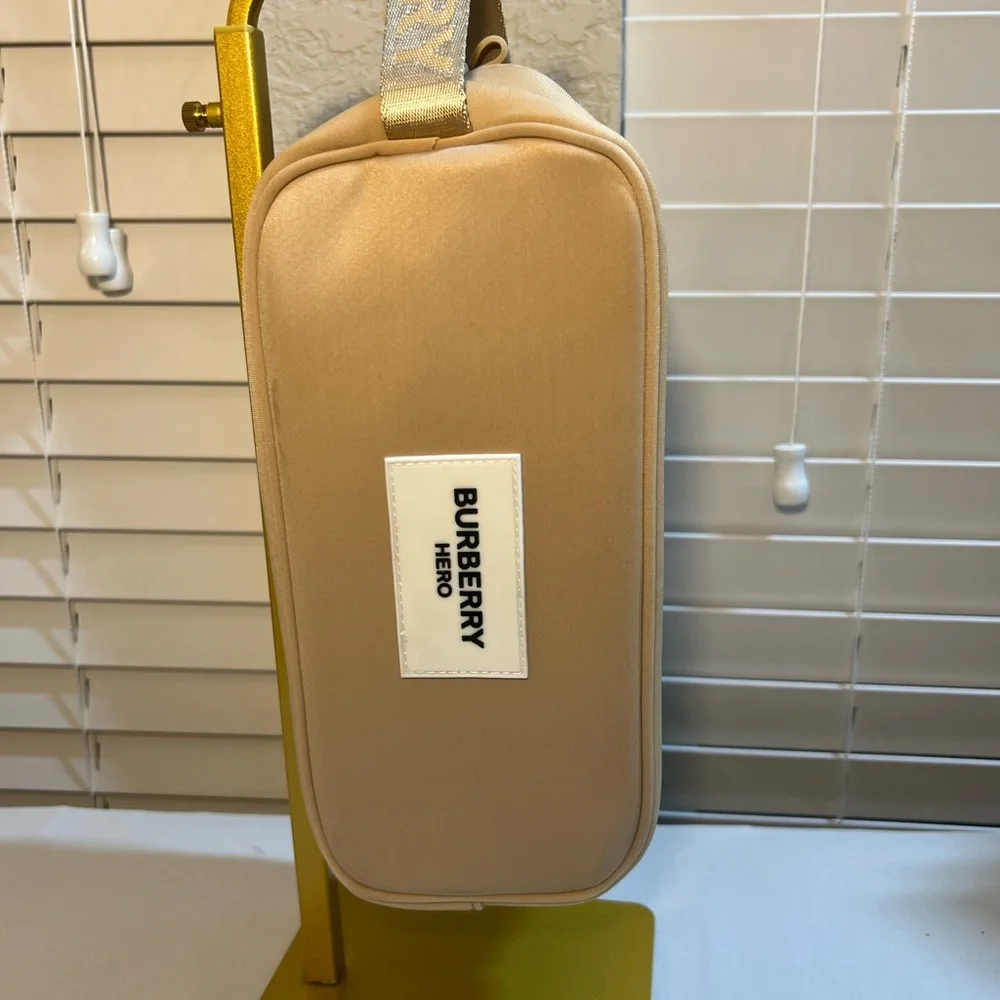 Burberry Hero Tan Toiletry Bag - Authentic COA Included - Picture 4 of 17